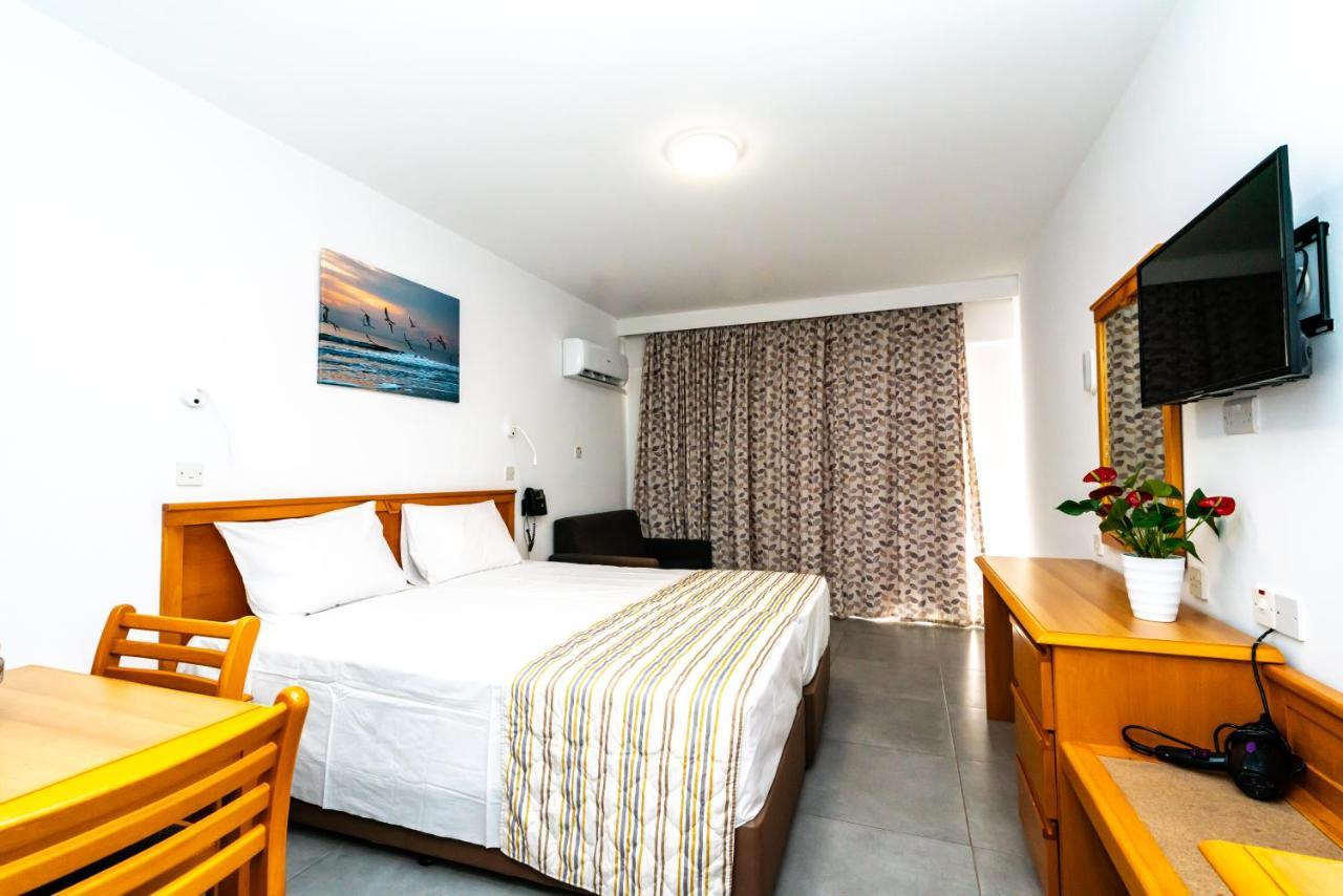 Helios Bay Hotel And Suites Klorakas Екстер'єр фото