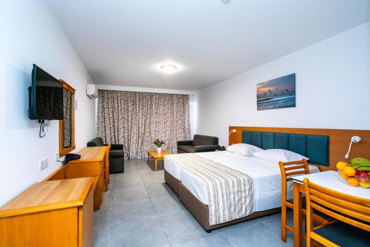 Helios Bay Hotel And Suites Klorakas Екстер'єр фото