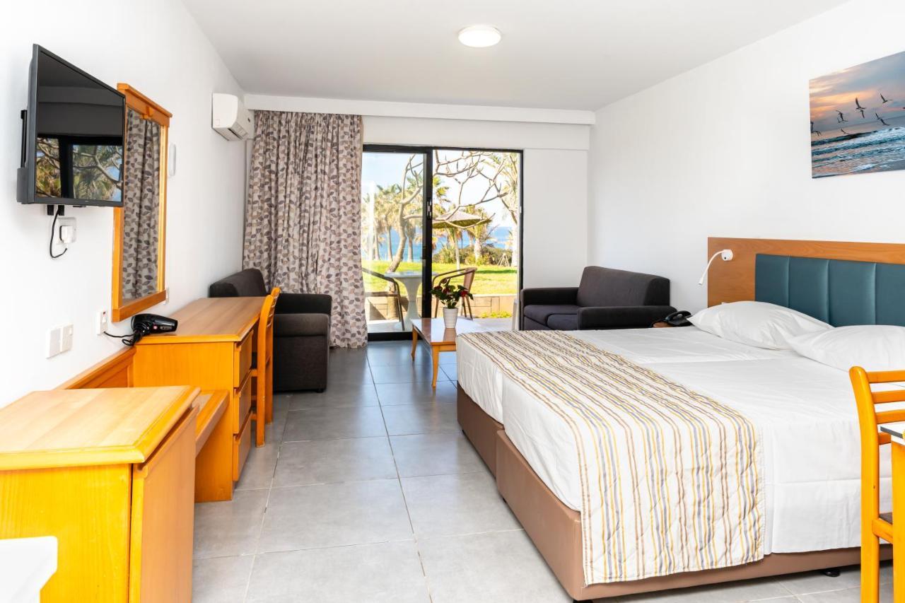 Helios Bay Hotel And Suites Klorakas Екстер'єр фото