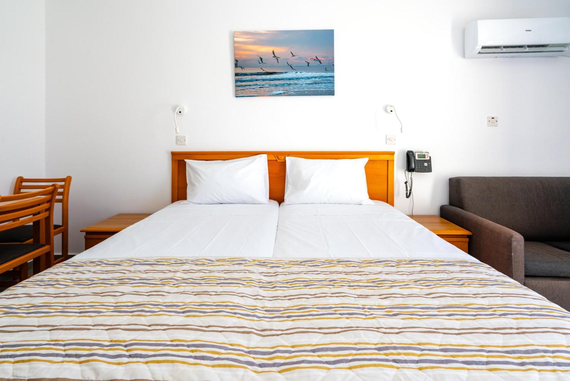 Helios Bay Hotel And Suites Klorakas Номер фото