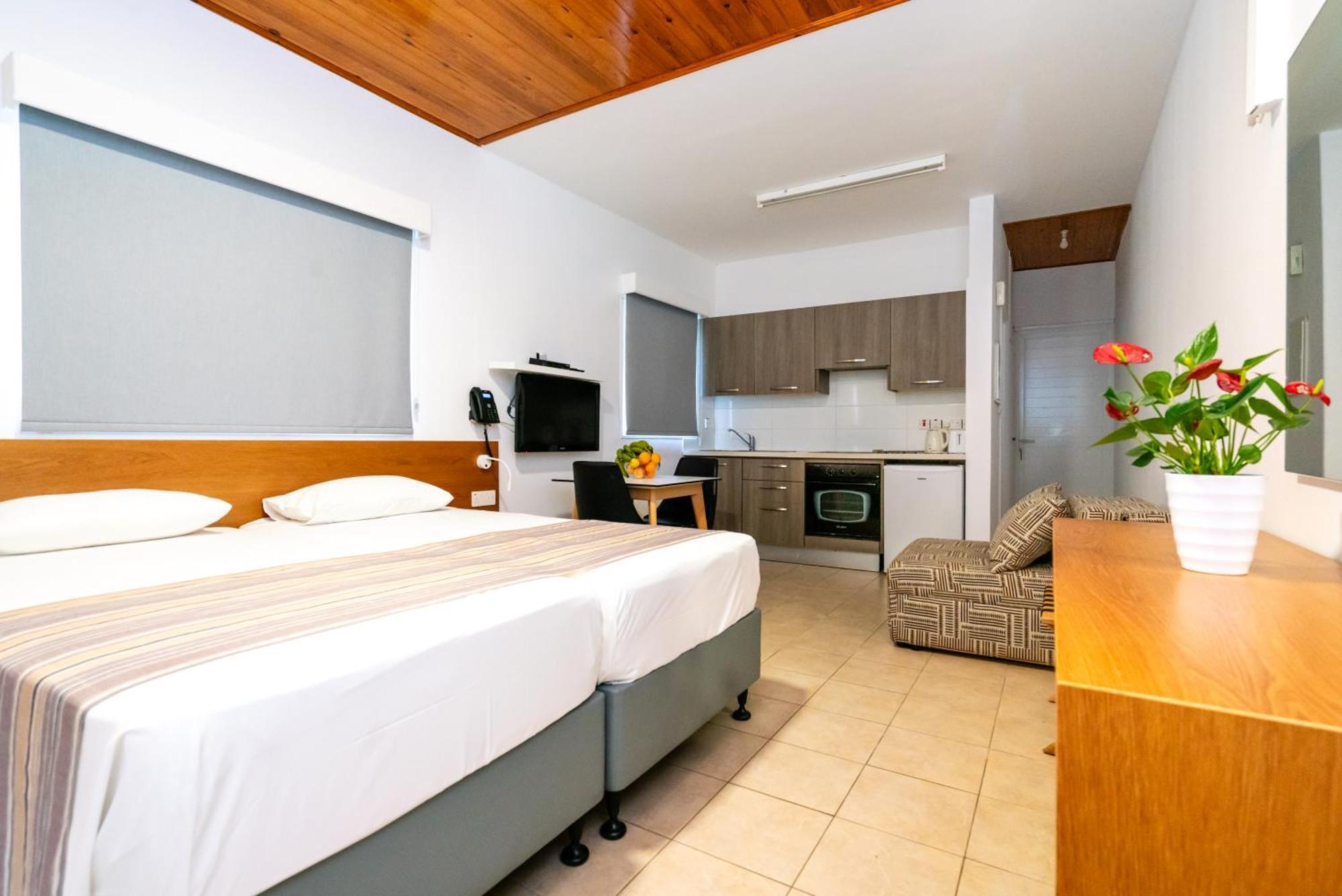 Helios Bay Hotel And Suites Klorakas Екстер'єр фото