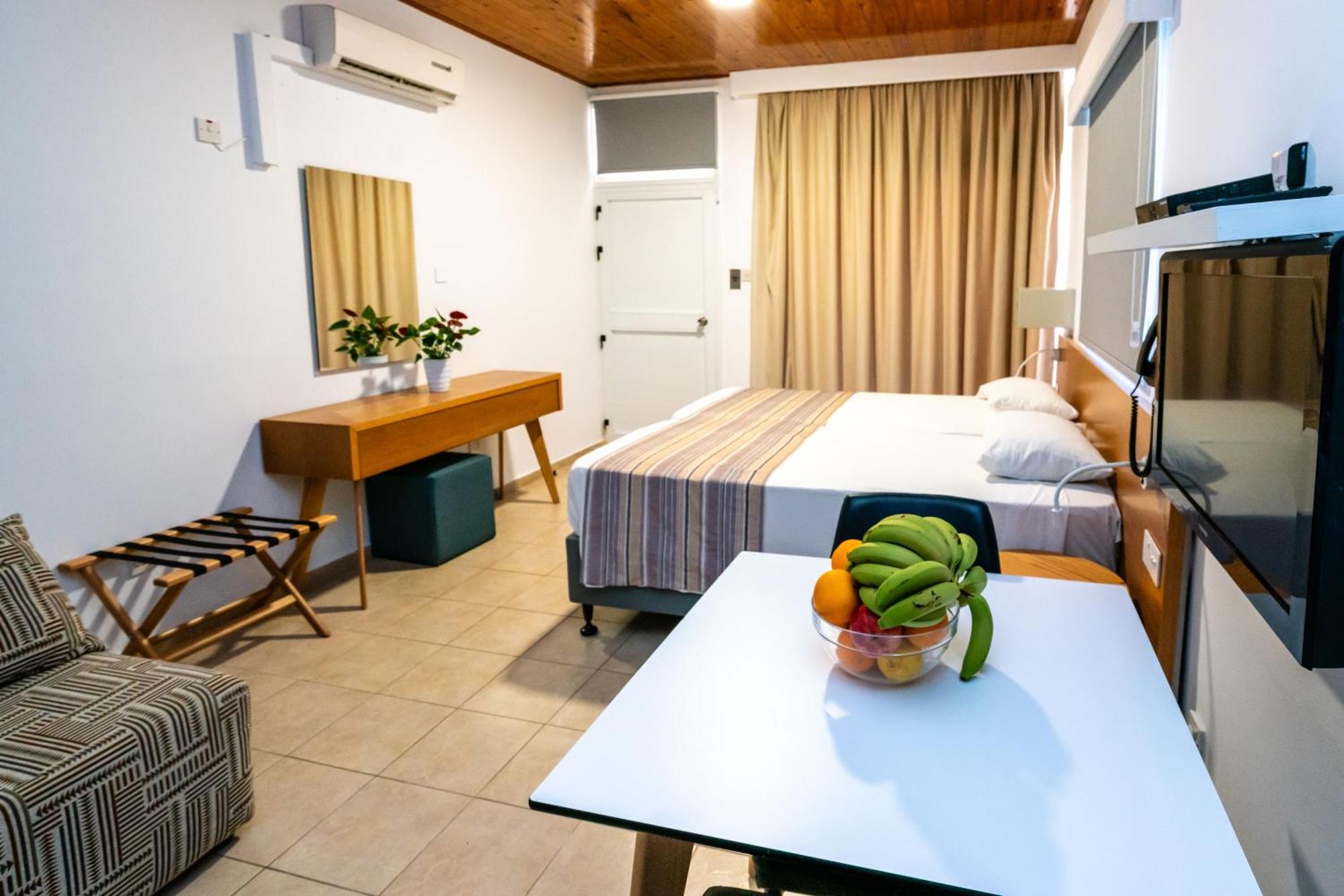 Helios Bay Hotel And Suites Klorakas Екстер'єр фото