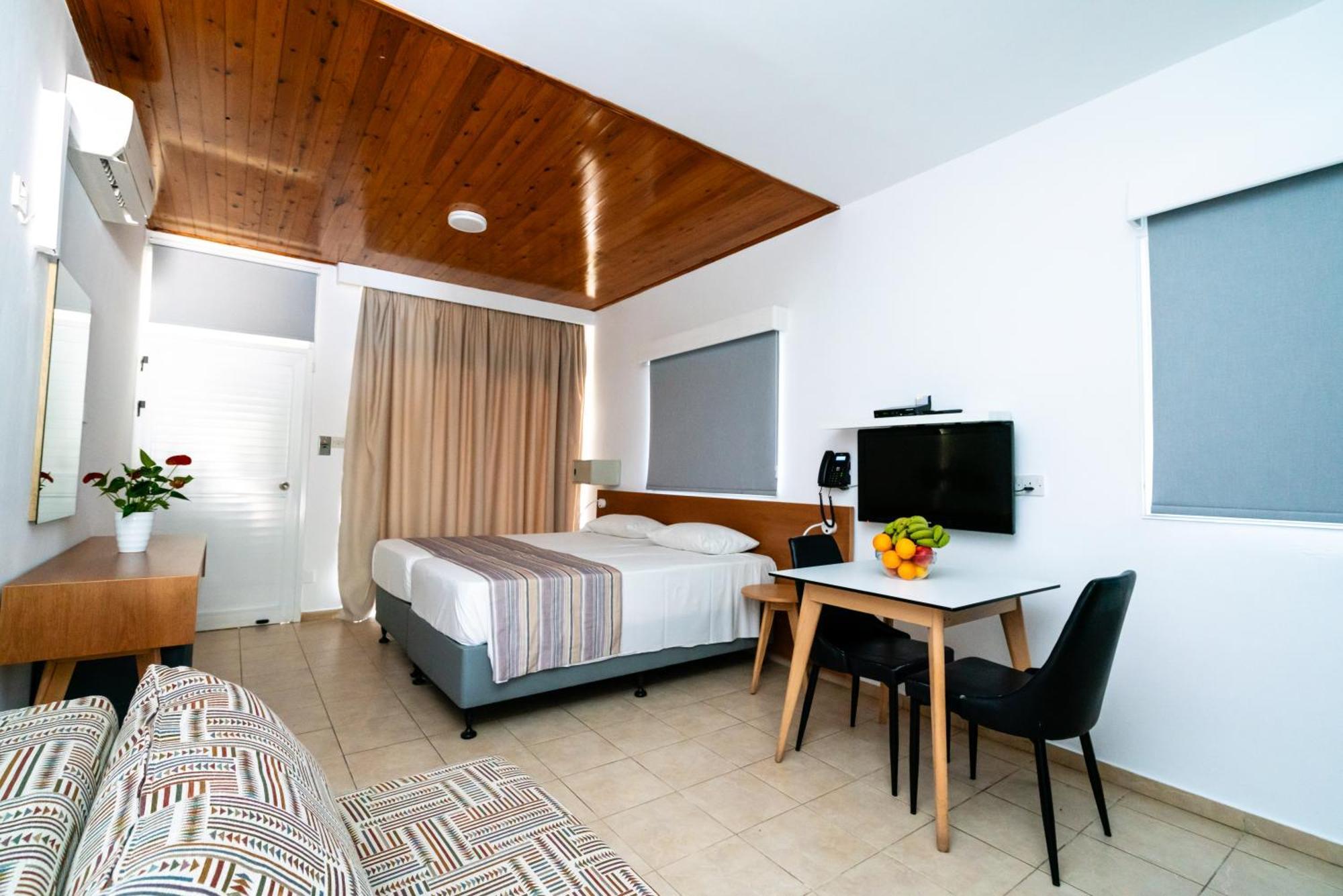 Helios Bay Hotel And Suites Klorakas Екстер'єр фото