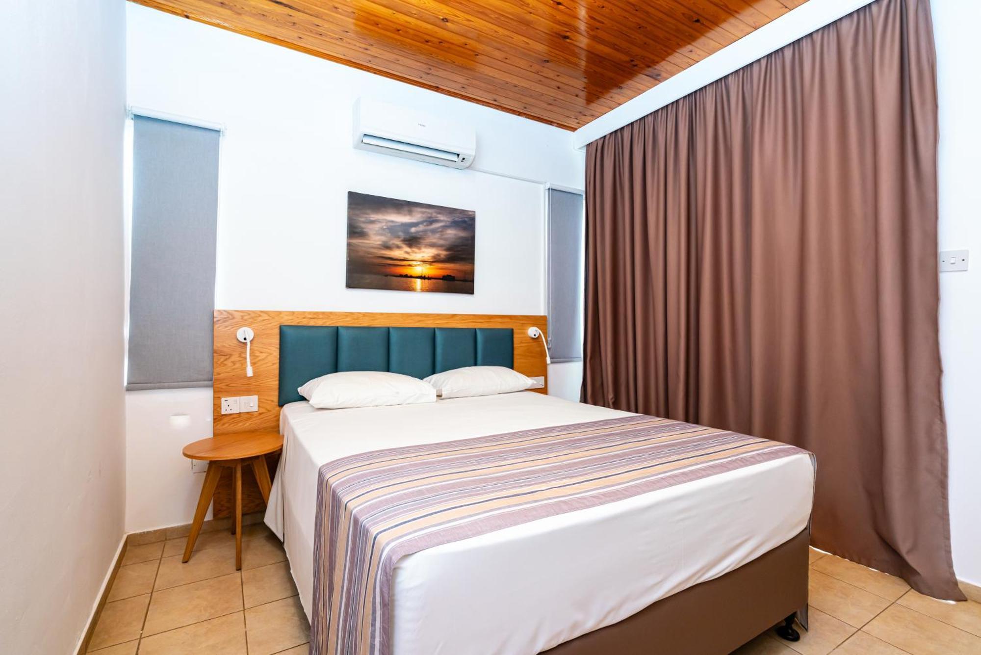 Helios Bay Hotel And Suites Klorakas Екстер'єр фото