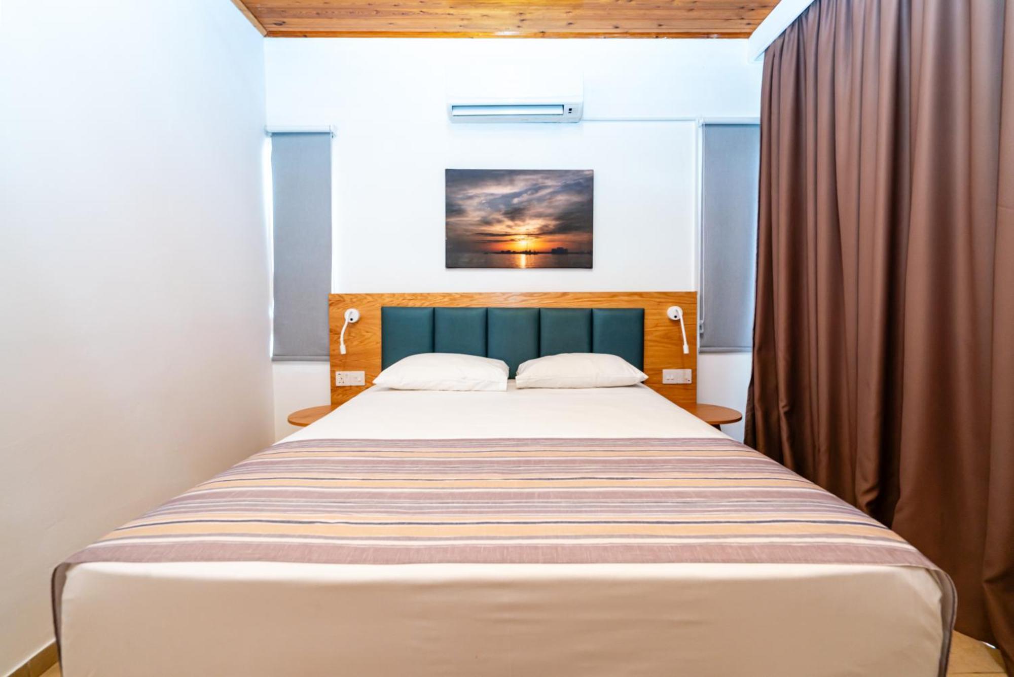 Helios Bay Hotel And Suites Klorakas Екстер'єр фото