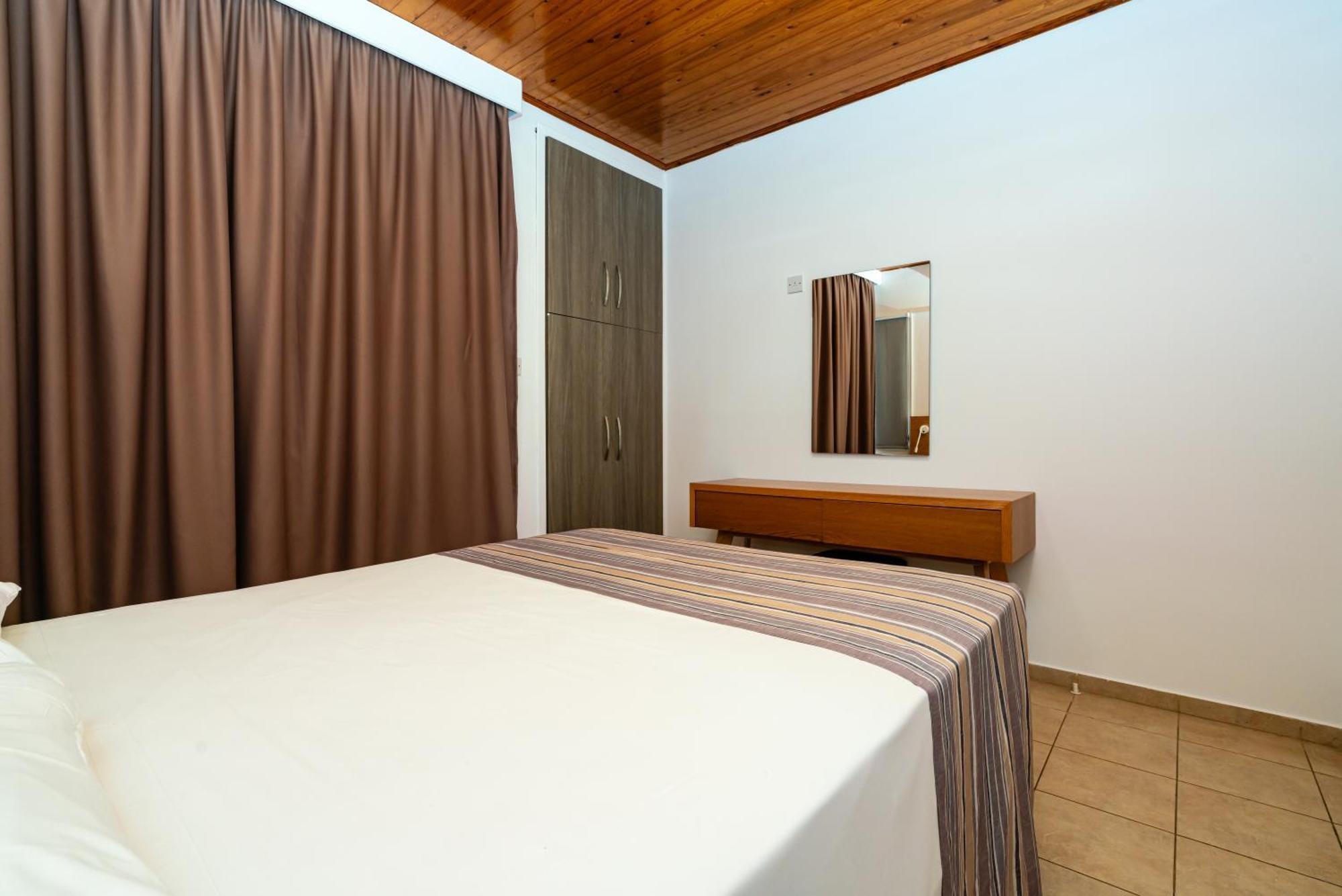 Helios Bay Hotel And Suites Klorakas Екстер'єр фото