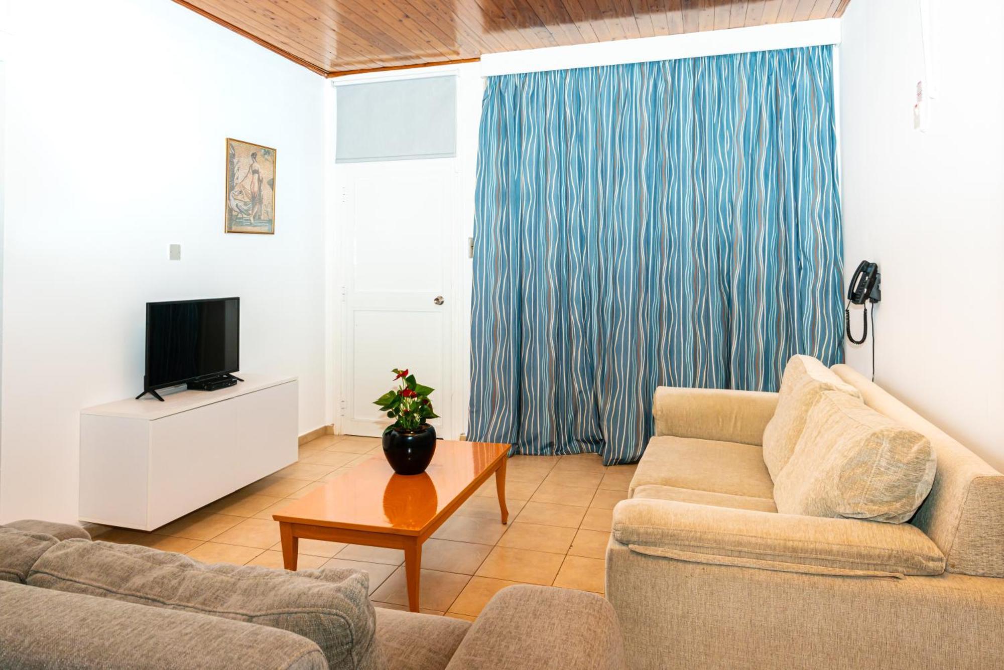 Helios Bay Hotel And Suites Klorakas Екстер'єр фото