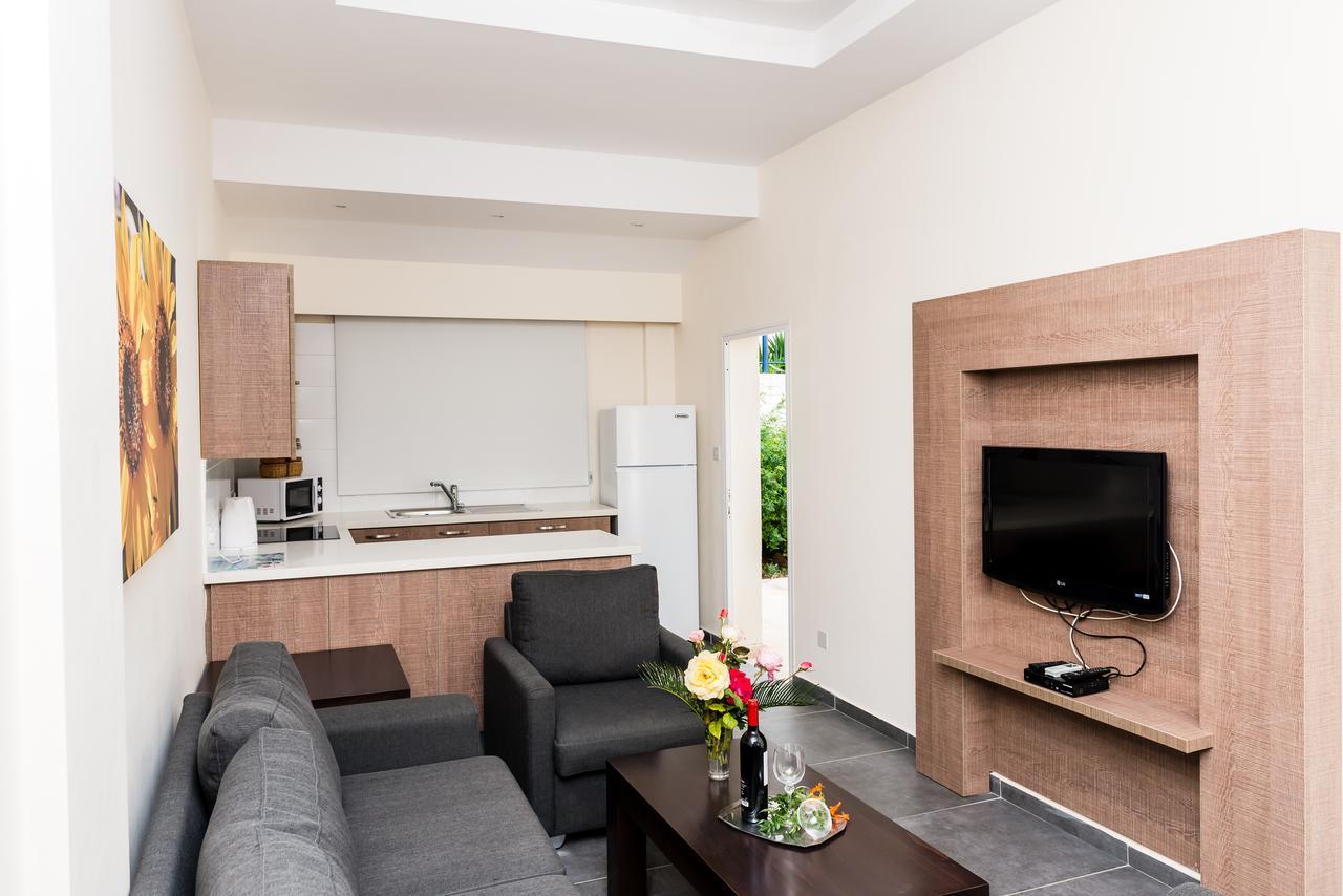 Helios Bay Hotel And Suites Klorakas Екстер'єр фото
