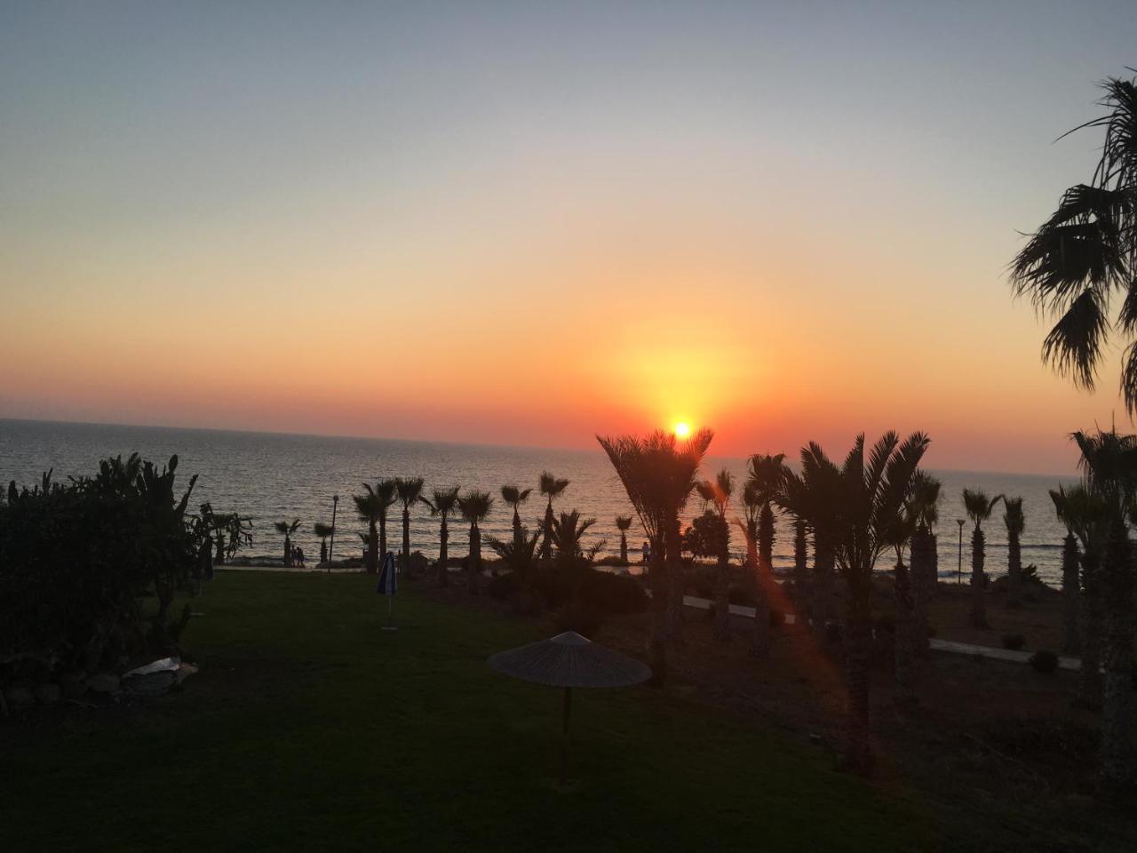 Helios Bay Hotel And Suites Klorakas Екстер'єр фото